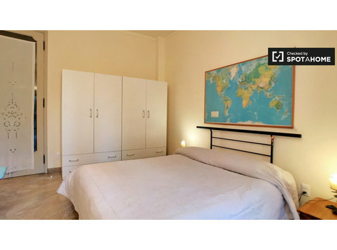 Stylish room in 3-bedroom apartment in Cure, Florence - For Rent