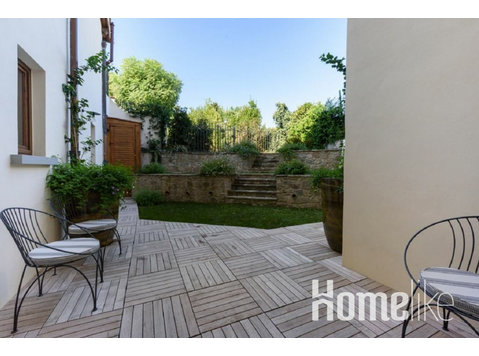 150 SQM LUXURY- STEPS AWAY FROM PONTE VECCHIO - Asunnot