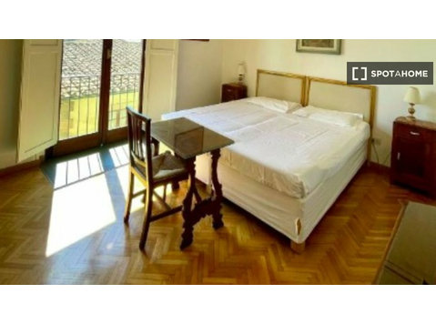 Apartamento de 2 quartos para alugar no Distrito 1, Florença - Apartamentos