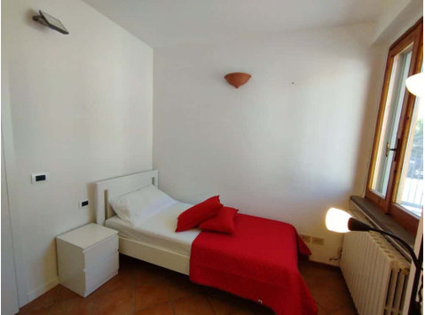 Camera privata in Via Calzolari 29 - Apartemen