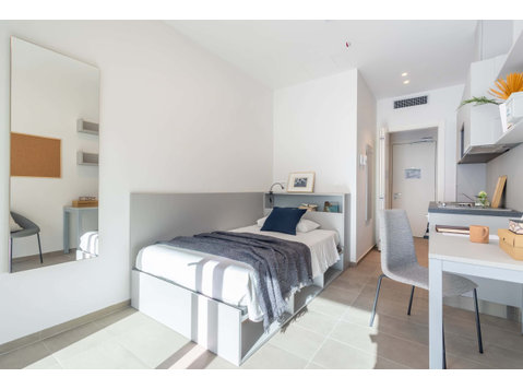 Deluxe Studio with balcony (Students only) - Apartments