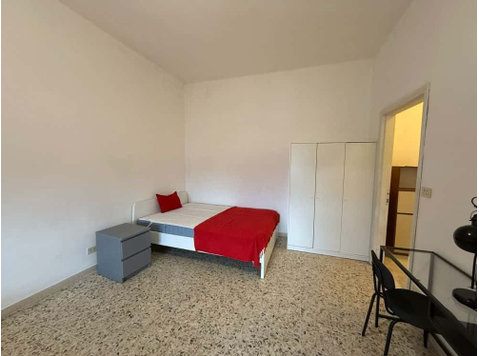 Spaziosa stanza condivisa inVia Sette Santi - Apartments