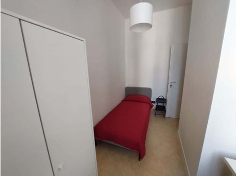 Spaziosa stanza singola in Via la Farina - Apartments