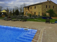 Turn-key Tuscan farmhouse with pool
