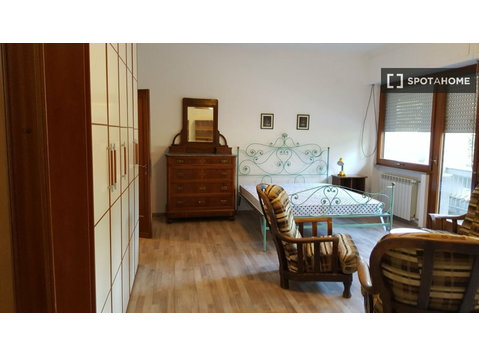 Zimmer zu vermieten in 4-Zimmer-Wohnung in Perugia - Zu Vermieten