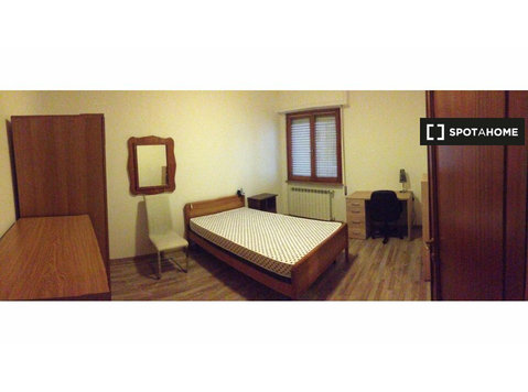 Perugia'da 4 yatak odalı dairede kiralık oda - Kiralık