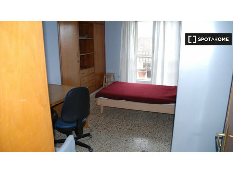 Perugia'da 5 yatak odalı dairede kiralık oda - Kiralık