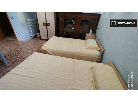 Perugia'da 5 yatak odalı dairede kiralık oda - Kiralık