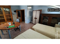Zimmer zu vermieten in 5-Zimmer-Wohnung in Perugia - Zu Vermieten