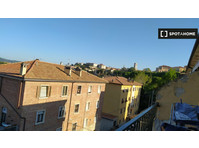 Zimmer zu vermieten in 5-Zimmer-Wohnung in Perugia - Zu Vermieten