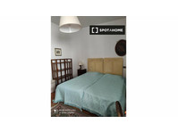 Room for rent in 5-bedroom apartment in Perugia - K pronájmu