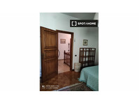 Room for rent in 5-bedroom apartment in Perugia - Аренда
