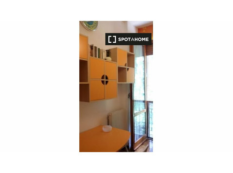 Room for rent in 5-bedroom apartment in Perugia - De inchiriat