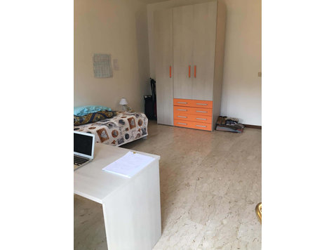 Stanza singola con balcone in Via Querini, Padova (PD) - Apartments