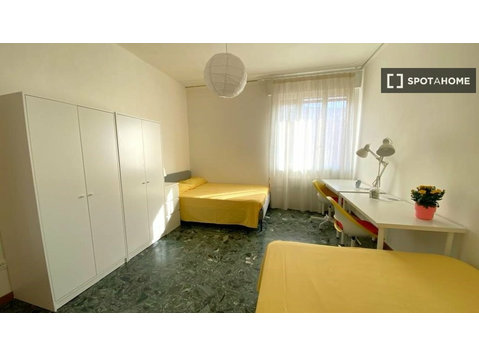 Bed for rent in 5-bedroom apartment in Padua - Annan üürile
