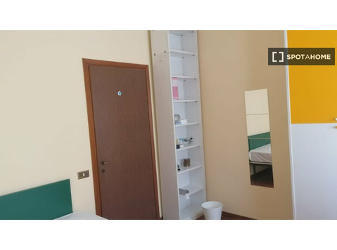 Chambre à louer dans un appartement de 5 chambres à Padoue… - À louer
