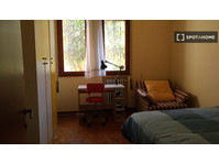 Room for rent in 5-bedroom apartment in Padua ONLY FEMALES - Aluguel
