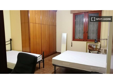 Chambre à louer dans un appartement de 5 chambres à Padoue… - À louer