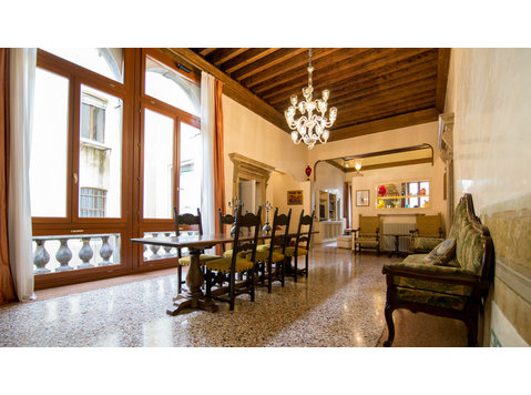 Fortuny 3967 Luxury suites & wine - Apartemen