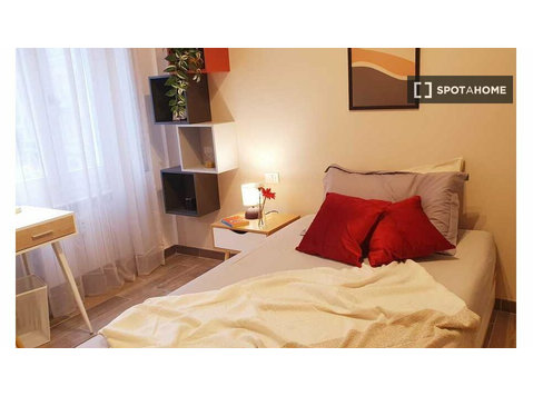 Room for rent in 7-bedroom apartment in Brescia - For Rent