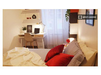 Brescia'da 7 yatak odalı dairede kiralık oda - Kiralık