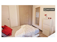 Aluga-se quarto em apartamento de 7 quartos em Brescia - Aluguel