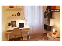 Room for rent in 7-bedroom apartment in Brescia - Аренда