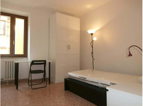 Room in Via Santa Chiara, Verona for 61 m² with 3 bedrooms - Apartments