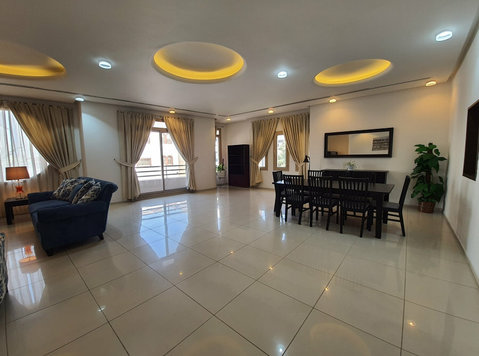 Beautiful Spacious 3-bedroom Apartment with Balcony - דירות