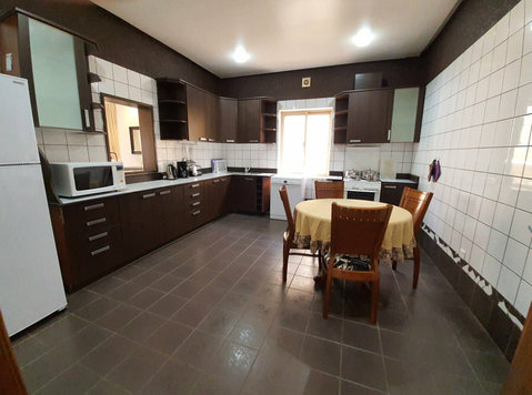 Beautiful Spacious 3-bedroom Apartment with Balcony - דירות