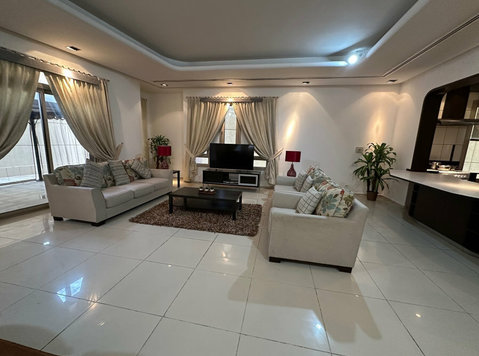 Beautiful Spacious 3-bedroom Apartment with Balcony - Квартиры