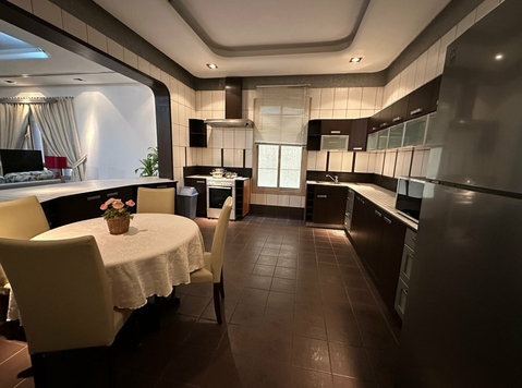 Beautiful Spacious 3-bedroom Apartment with Balcony - Квартиры