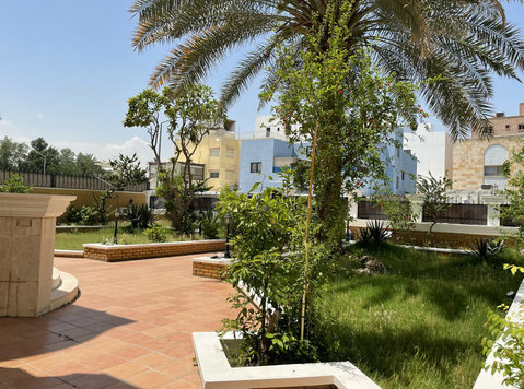 Villa in Bayan with big indoor Garden and Swimming pool - Mājas