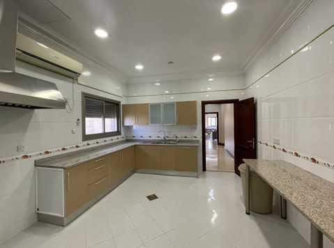 Deluxe 5 bedrooms floor in Bayan - Apartments