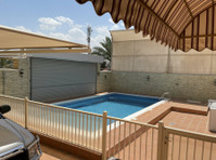 Villa in Bayan with big indoor Garden and Swimming pool - Häuser