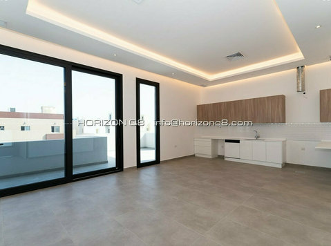 Fnaitees – lovely, two bedroom apartment w/terrace - דירות