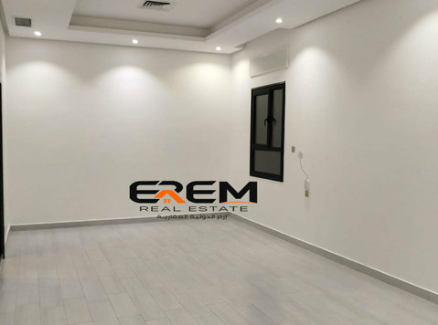 elegant & spacious apartment For rent in Surra with yard, - Appartements