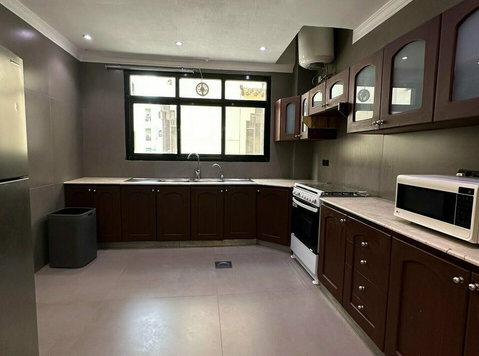 Spacious 3-Bedroom Floor with 3 Large Balconies - Byty