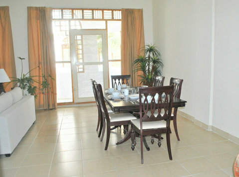 Lovely Spacious 4-All Master Bedroom Apartment - Apartments