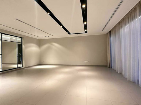 Modern 3 Bedroom Floor in Salwa - อพาร์ตเม้นท์