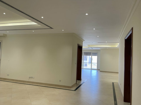 Luxury 4 bedrooms floor in Surra with balcony - شقق