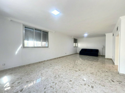 Nuzha – great, spacious three bedroom apartment - 公寓