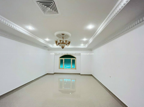 Qortuba – great, spacious five bedroom floor w/roof terrace - דירות