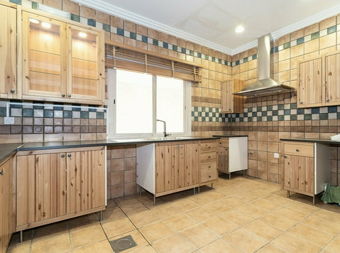 Salwa – lovely, spacious, unfurnished four bedroom floor - Dzīvokļi
