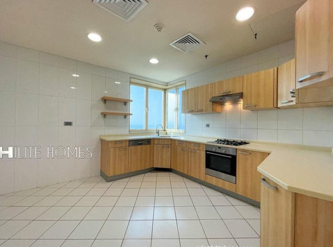 Sea view 3 bedroom semi furnished apartment - דירות