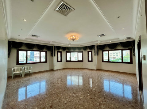 Unfurnished Full Floor of Villa in Zahra (close to 360mall) - Dzīvokļi
