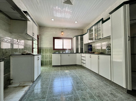 Unfurnished Full Floor of Villa in Zahra (close to 360mall) - Apartmani