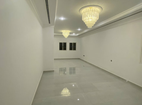gorgeous villa in jabriya for rent - Byty