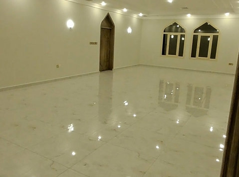 renewed 5 bedrooms full villa floor in Surra in - Apartments