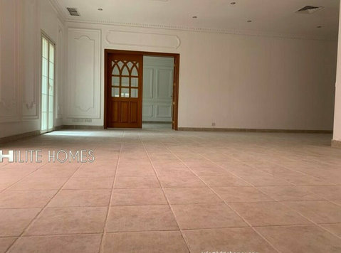 Seven Bedroom Spacious Villa available in Adan - Huse